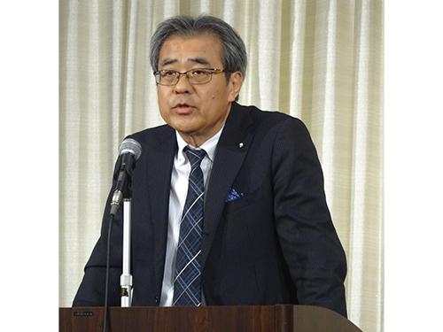 あいさつする西脇秀雄社長